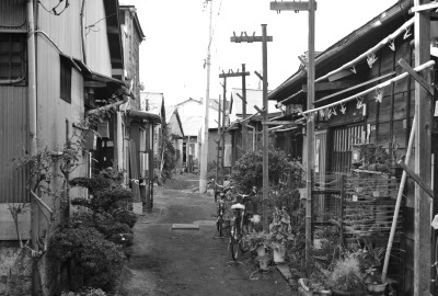 舗装されていない路地