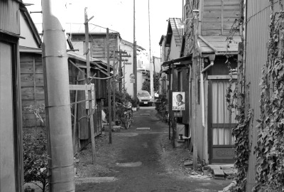 舗装されていない路地