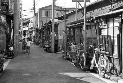 平屋の木造住宅が続く