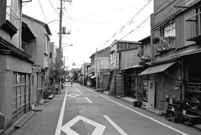 低層の商家が並ぶ