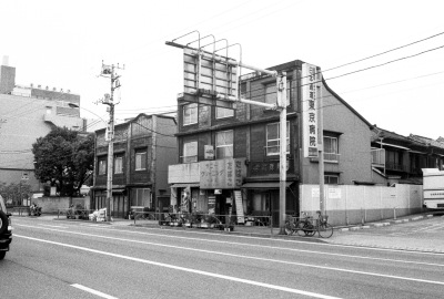 春日通り沿いの看板建築