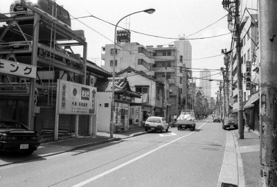 愛国党本部入口と「君の湯」