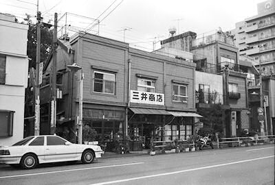 不忍通り沿いの商店