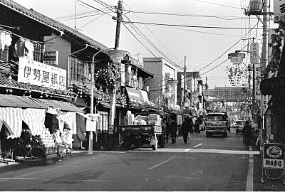 伊勢屋紙店付近