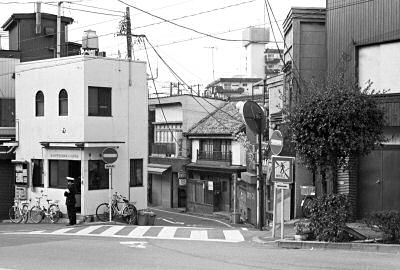 牛込柳町の交番近く