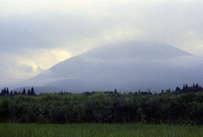 夕暮れの黒姫山