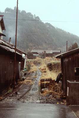 家の軒先をかすめる軌道跡