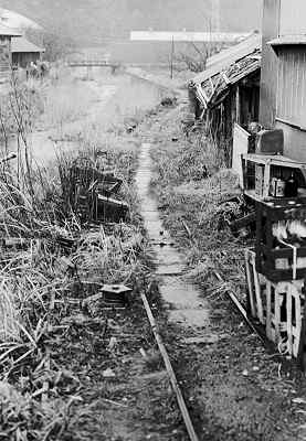 川沿いに走る軌道跡