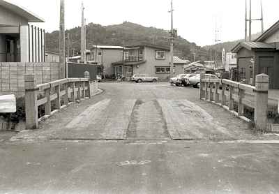 小泊の町なかで見た橋